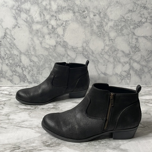 Austin trading Co., black booties. - Picture 10 of 13